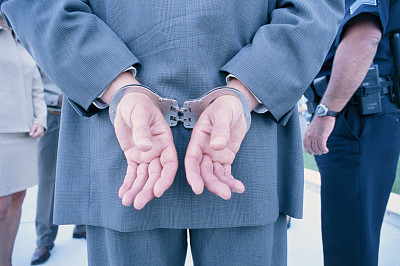 員工被行政拘留 用人單位可否以曠工為由解除勞動(dòng)合同？